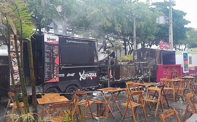 Dois food trucks ficam destruídos após incêndio no bairro da Jatiúca