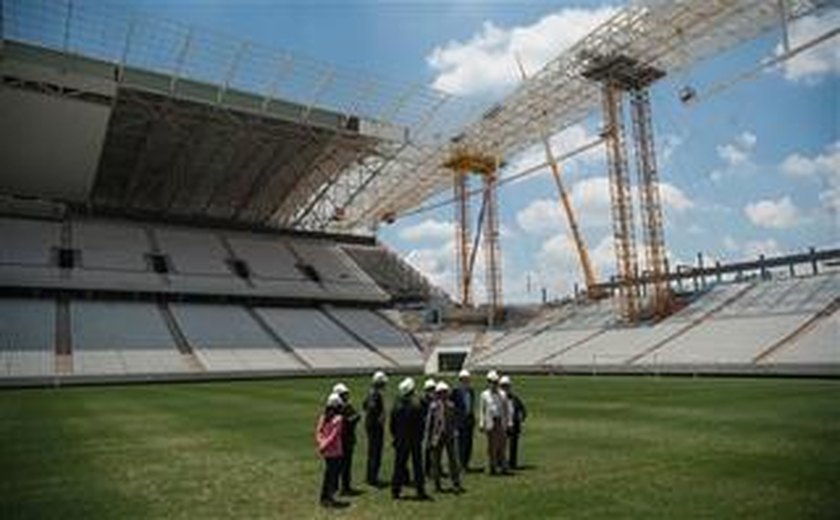 Comitiva da Fifa analisa e aprova gramado do Itaquerão