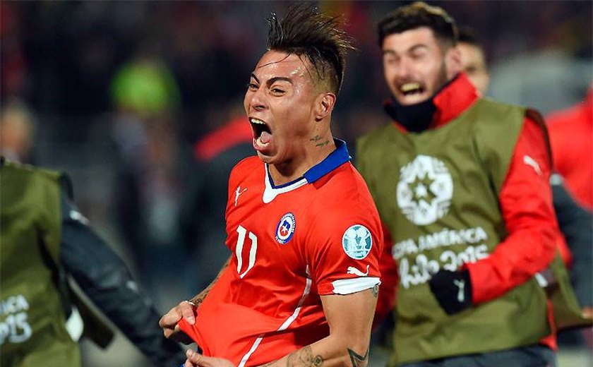 Peru luta, mas Chile vence com brilho de Vargas e vai decidir Copa América em casa