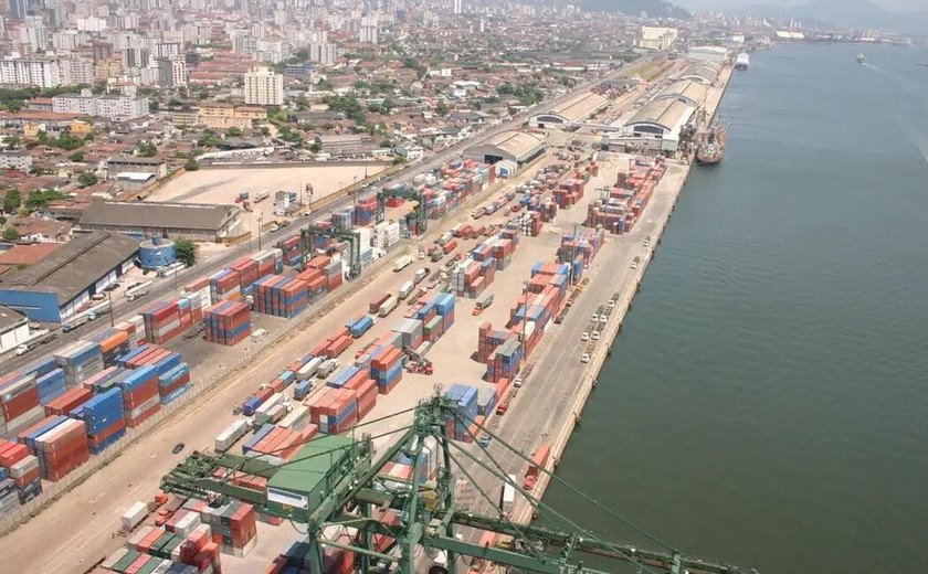 Em primeiro mês após tarifaço, balança comercial do Brasil apresenta superávit