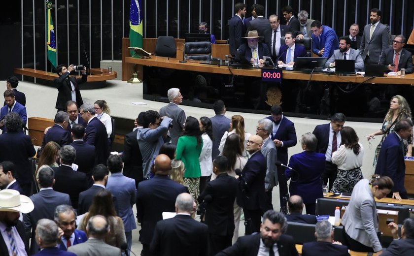 Câmara aprova projeto que reajusta salários de servidores públicos