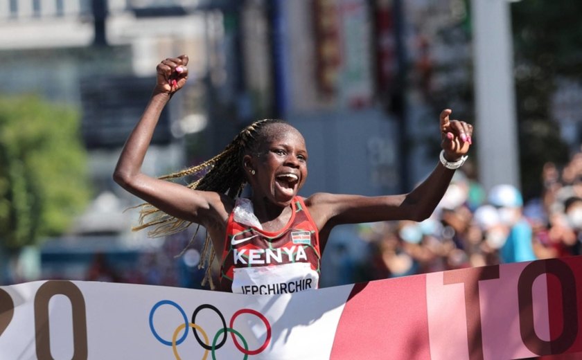 Queniana campeã olímpica vence Maratona de Boston com sprint na chegada