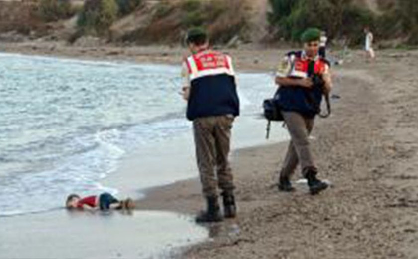 Foto do corpo de criança síria mostra &#8220;urgência de agir&#8221;, diz primeiro-ministro