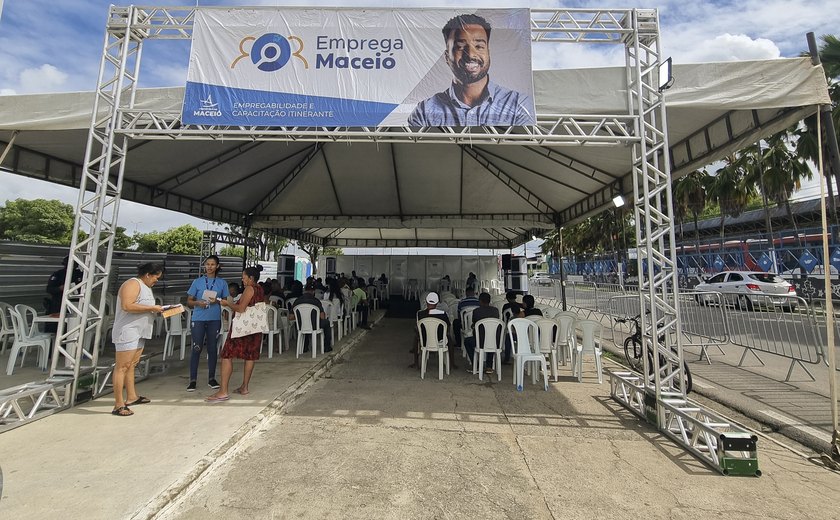 Mesmo com chuvas, 11° Emprega Maceió segue firme no Benedito Bentes