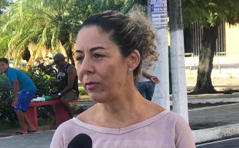 Diretora secretária do CRF/AL, Flavia Dabbur, orienta sobre compra e uso de repelentes