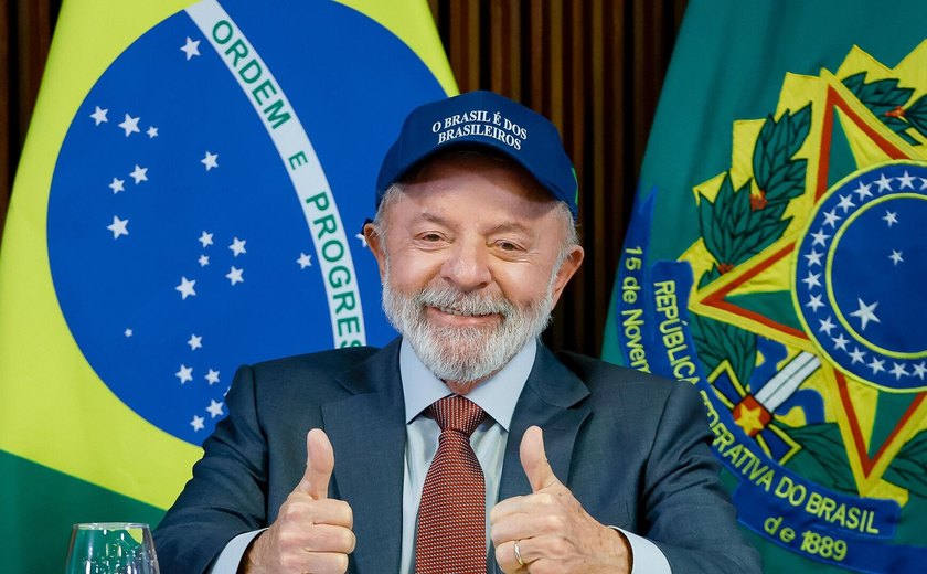 'Do lado do povo brasileiro': Lula muda slogan do governo