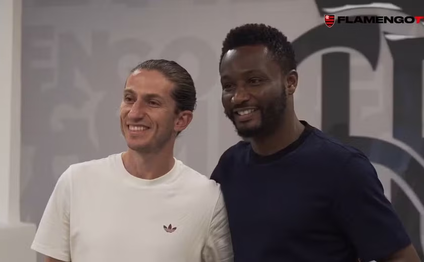 Obi Mikel visita Ninho do Urubu e elogia estrutura do Flamengo