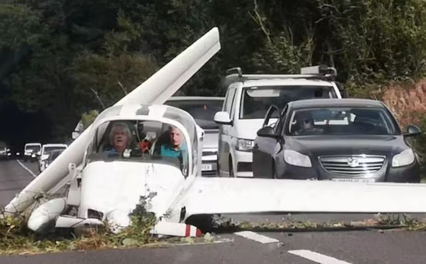Avião de pequeno porte cai em estrada movimentada na Inglaterra