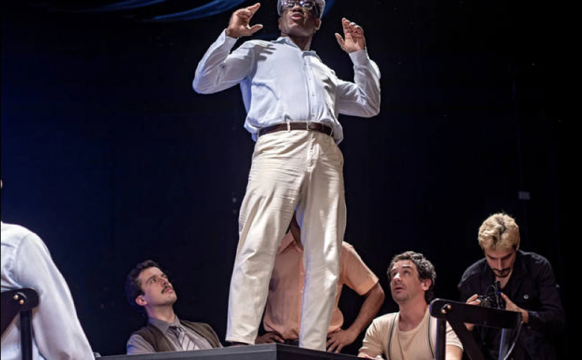 Montagem de Ibsen amplia discussão sobre mobilidade social e racismo