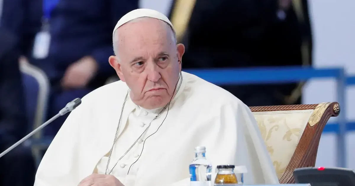 Papa Francisco destitui bispo crítico ao acolhimento católico à