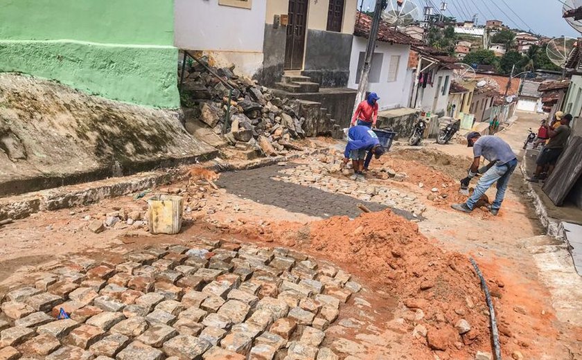 Prefeitura de Branquinha realiza recuperação em pavimentação de rua