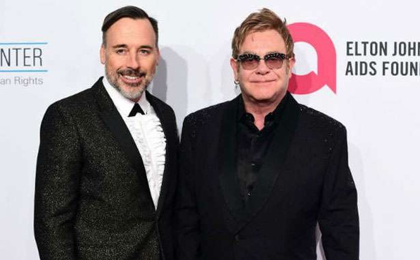 Marido de Elton John revela 'regra' para sucesso do casamento de 31 anos: 'Nunca dormimos brigados'