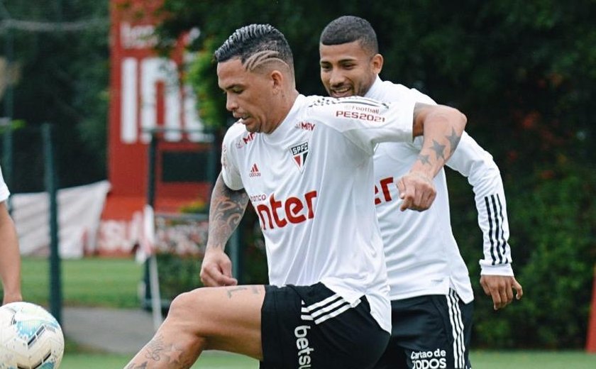 São Paulo treina jogadas ensaiadas de bola parada para enfrentar o Atlético-MG