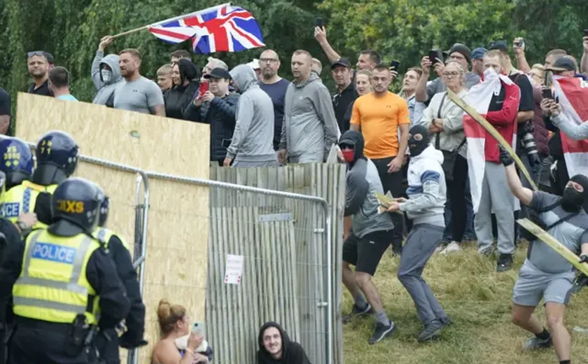Onda de desinformação e violência: Quem são os grupos de extrema direita por trás do caos na Inglaterra? Vídeos