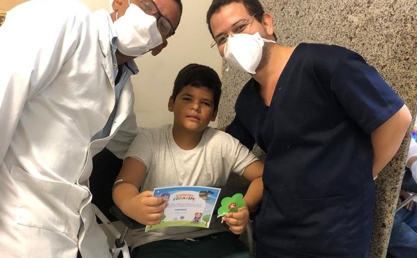 Crianças recebem certificado de coragem após coleta de sangue