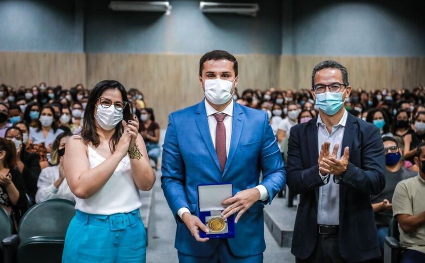 Secretário Alexandre Ayres recebe Comenda Ib Gatto Falcão em reconhecimento à atuação durante a pandemia da Covid-19