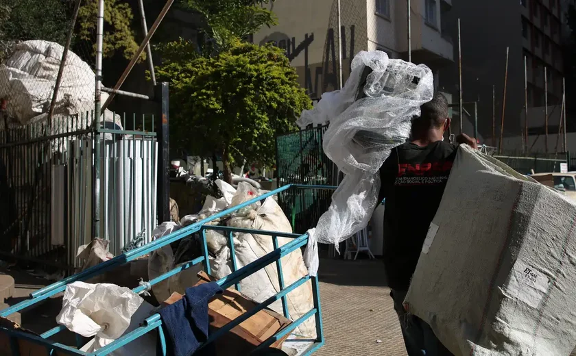 Preço do papelão reciclado por cooperativas tem caído