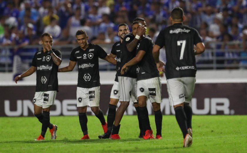 Com gol nos acréscimos, Botafogo vira sobre CSA e sobe ao 4º lugar do Brasileirão