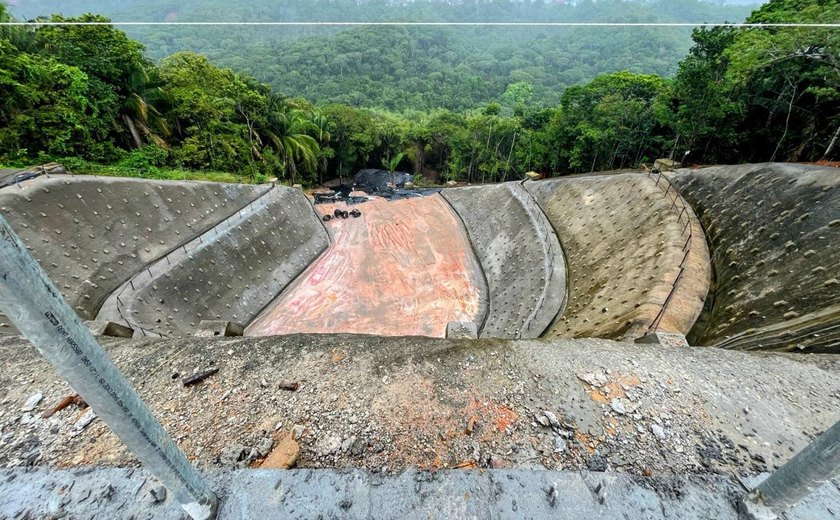 Obra de contenção na encosta do João Sampaio está em fase de finalização