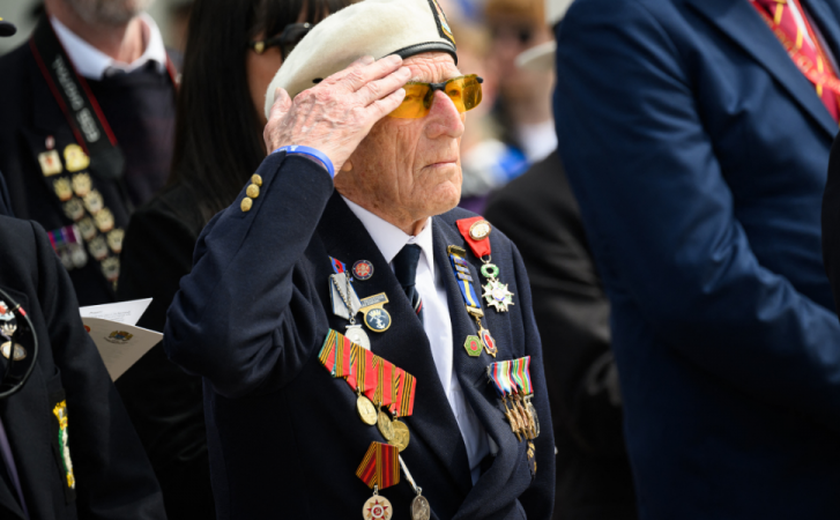 Veterano da Segunda Guerra morre aos 102 anos enquanto viajava para evento do Dia D na França