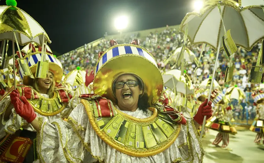 Seis escolas de samba abriram desfile do Grupo Especial no RJ