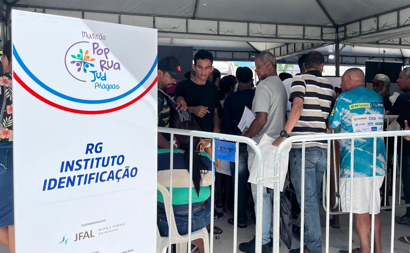 Instituto de Identificação atende população em situação de rua no Centro de Maceió