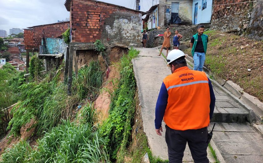 Maceió entra em alerta máximo após mais de 500 ocorrências causadas pelas chuvas