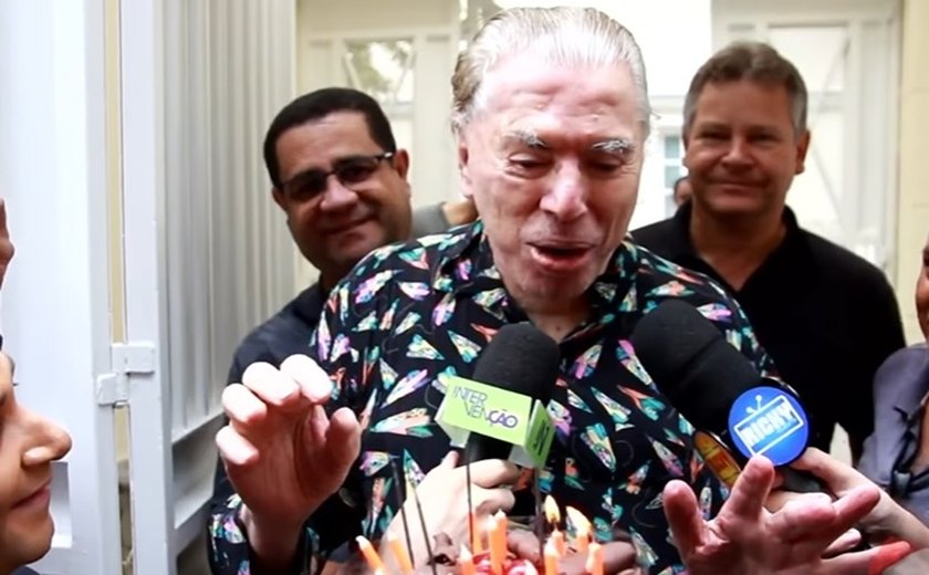 Silvio Santos faz aparição rara no dia do aniversário e surpreende fãs na porta de casa