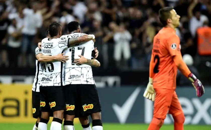 Gol contra bizarro dá ao Corinthians sua primeira vitória na Libertadores