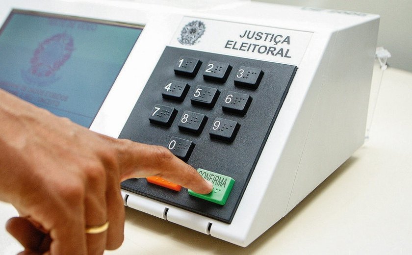 Políticos pagaram R$ 13 milhões por pesquisas que agora criticam