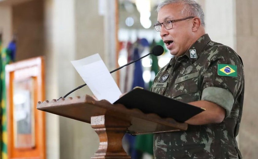 Ex-comandante do Exército afirma que dividiu com o governo decisão de não prender presentes no 8 de janeiro