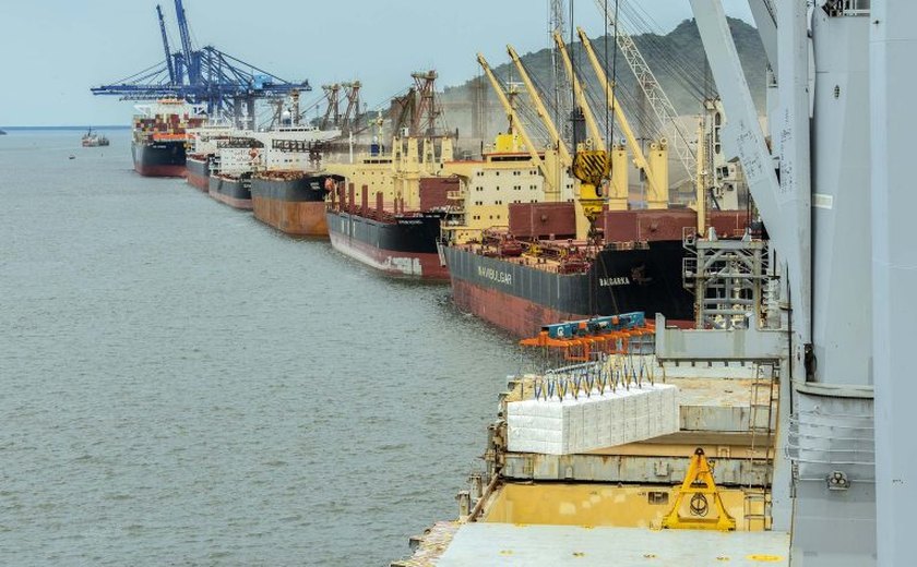 Navios desviam do Canal de Suez e veem custo das viagens subir US$ 1 milhão, após ataques