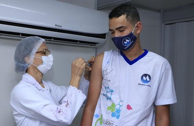 Cartão Escola 10 beneficia estudantes vacinados na volta às aulas 