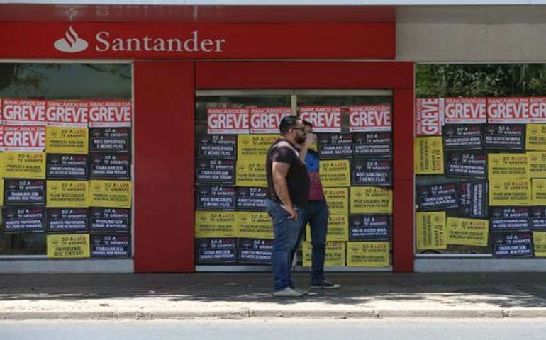 Bancos e instituições de pagamento travam disputa por novas regras