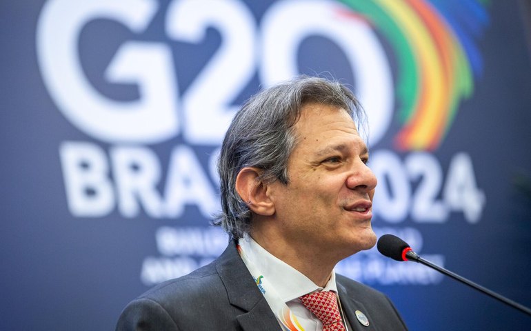 Haddad diz que presidente Lula pode negociar tarifas com Trump 'sem subserviência'