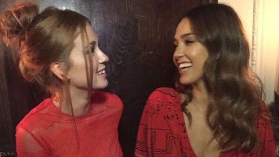 Marina Ruy Barbosa é clicada com Jessica Alba em Paris; veja