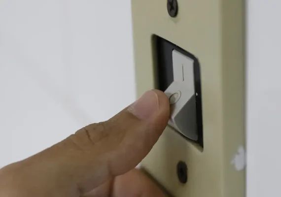 Conta de luz ficará mais cara em junho com bandeira vermelha, anuncia Aneel