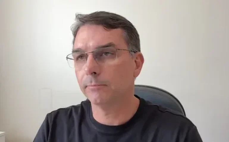 PSOL protocola notícia-crime contra Flávio Bolsonaro na PGR por incitação ao crime