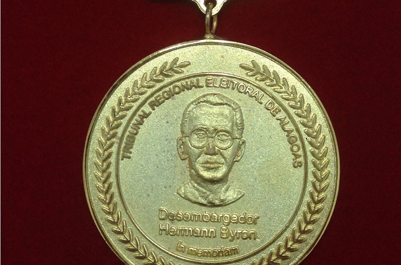 Ministros do TSE e STJ serão homenageados com medalha do TRE/AL