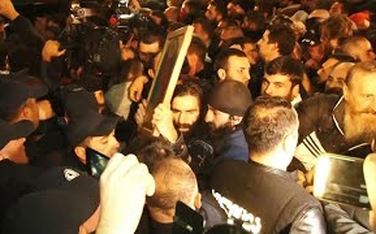Lei que prevê prisão de pessoas LGBTQIA+ no Iraque desencadeia protestos diplomáticos