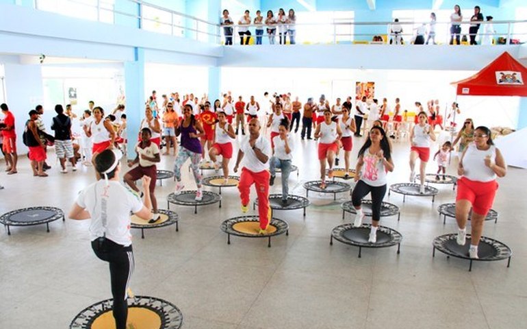 Avião de pequeno porte cai na zona norte de São Paulo