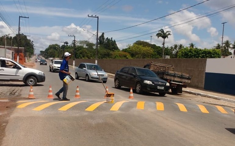 SMTT sinaliza lombadas e faixa de ônibus em Arapiraca