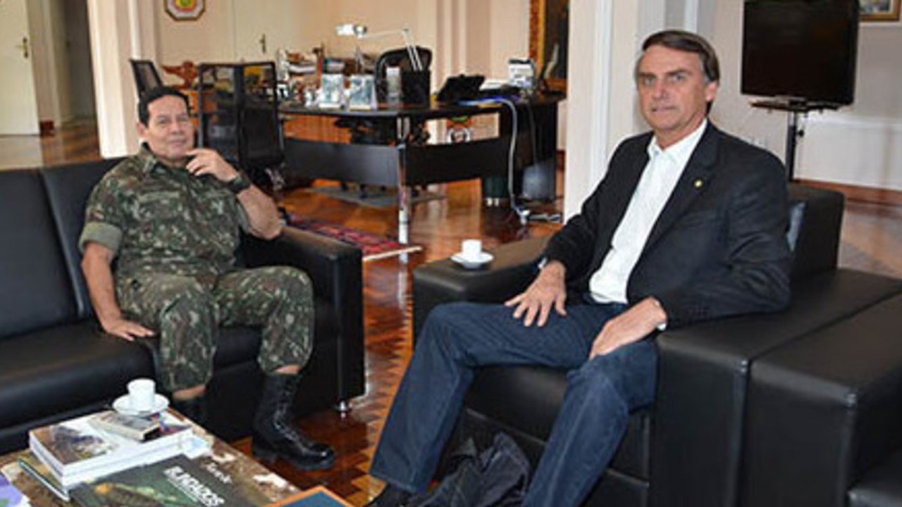 Bolsonaro embarca para Rússia e Mourão assume como presidente em exercício