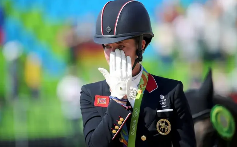 Tricampeã olímpica de hipismo é suspensa por um ano após chicotear cavalo