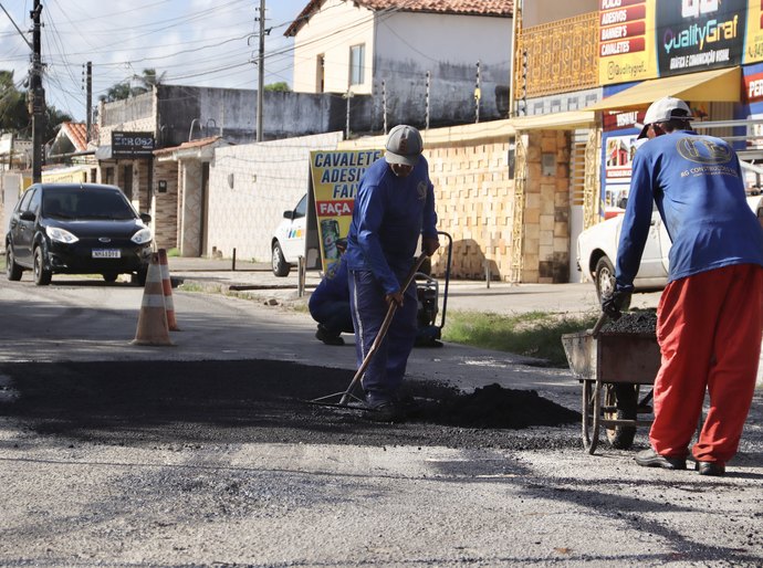 Mais de 400 toneladas de massa asfáltica foram usadas esta semana para tapar buracos