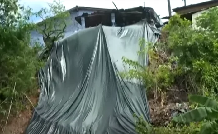 Moradores são retirados de área de risco de deslizamento em Coqueiro Seco Moradores são retirados de área de risco de deslizamento em Coqueiro Seco