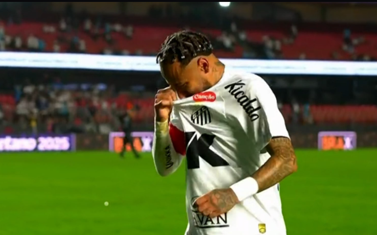 Neymar deixa gramado do MorumBis chorando após vexame do Santos e é consolado por Diniz