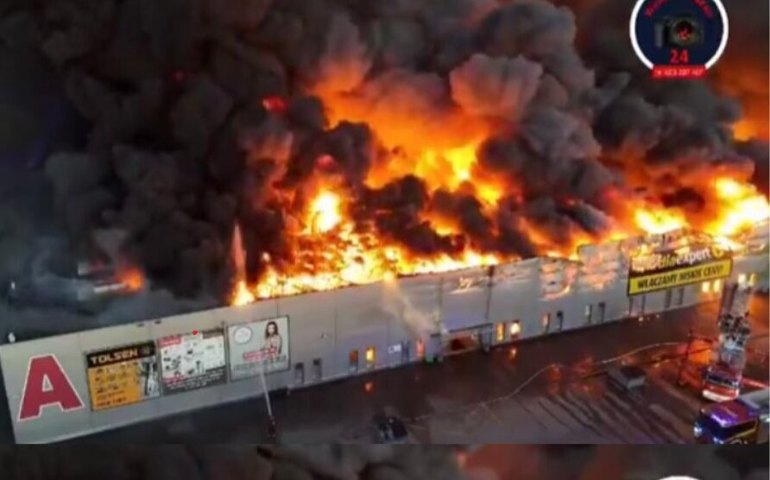 Grande incêndio destrói shopping e encobre Varsóvia, na Polônia, em fumaça; vídeo