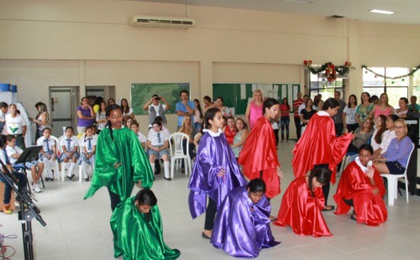 Coral da Escola Benildo Barbosa se apresenta na Prefeitura de Arapiraca