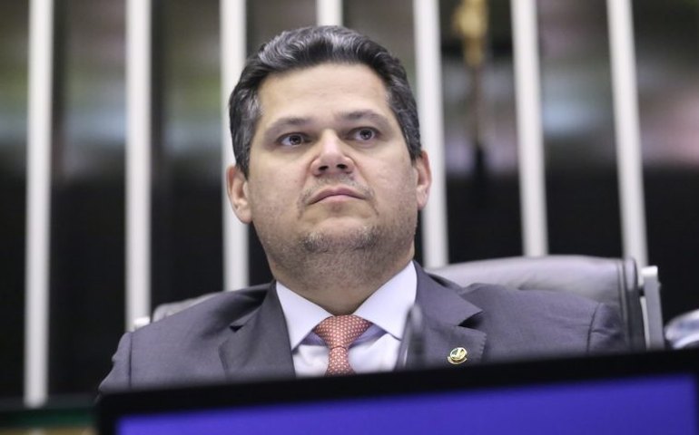 Alcolumbre busca apaziguar crise após decisão de Gilmar sobre impeachment no STF